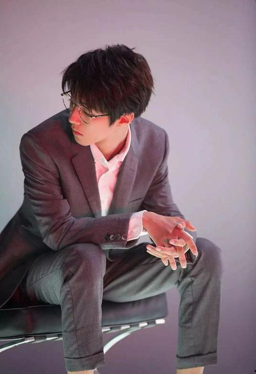 王俊凯下面凸起的照片,揭秘明星日常健身成果